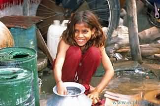 一名贫民窟的女孩在洗东西