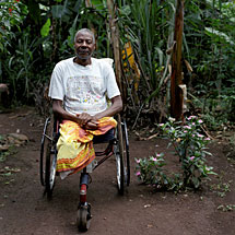 一名截肢的男子坐在轮椅上。