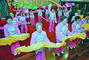 在中国香港特别行政区，老年人积极学习跳舞