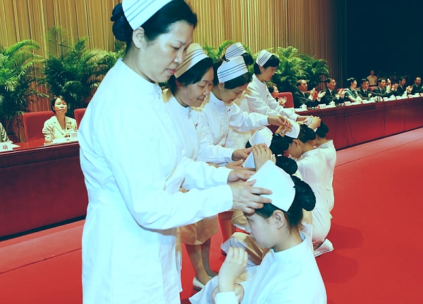 湖北省卫生系统隆重纪念5-12国际护士节 授帽宣誓仪式