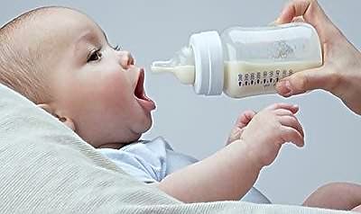 新生儿第一口奶