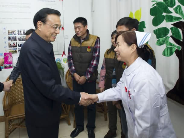 让艾滋患者前行的路不再孤独B 李克强