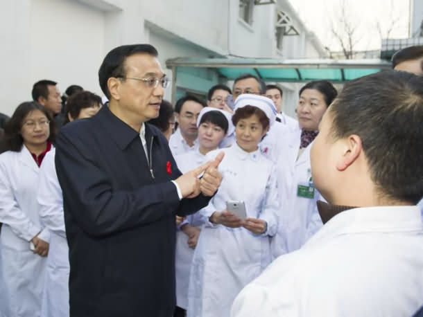 让艾滋患者前行的路不再孤独C 李克强