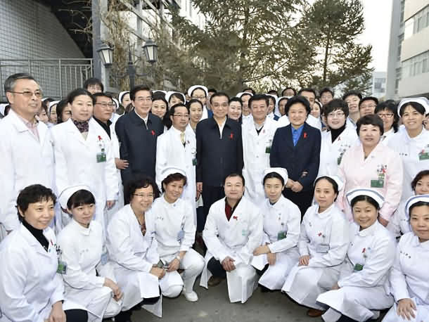 让艾滋患者前行的路不再孤独D 李克强