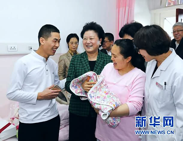 刘延东看望慰问一线医务人员、孕产妇和家属