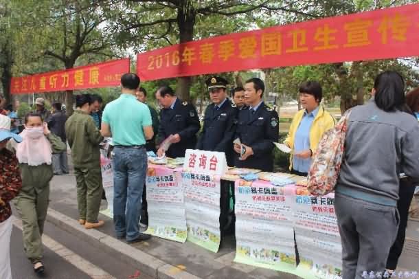 海南省在街头开展卫生防病知识宣传