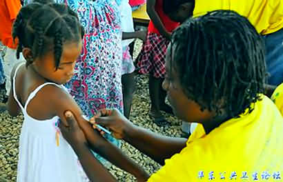 一名海地女孩在美洲免疫周期间接种疫苗