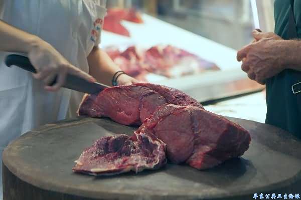 Too much red meat might harm kidneys, study suggests