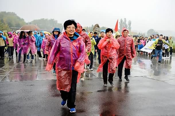 委领导与广大干部职工进行健走活动 