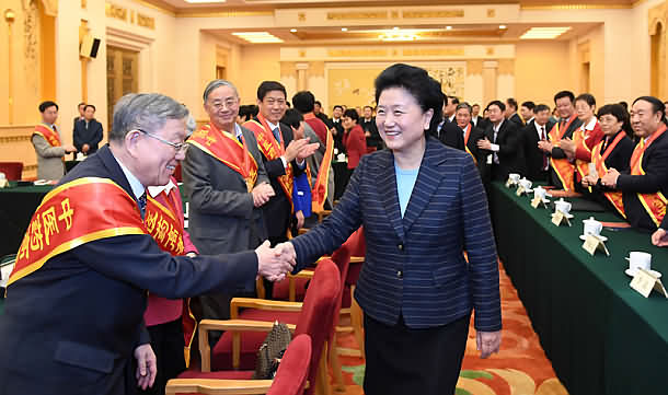 刘延东与获得表彰的教师握手。新华社记者 张铎 摄