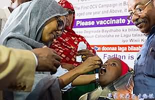 索马里的卫生工作者在给孩子接种霍乱疫苗世卫组织/Somali