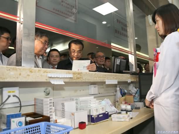 李克强总理在上海考察民生迫切需求的药品供应及价格